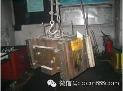 模具吊掛時(shí)模具的定、動(dòng)模平面