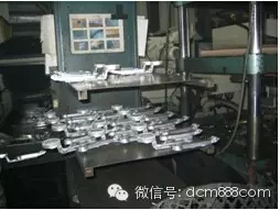 壓鑄件冷卻一定時(shí)間后方放入切邊模內(nèi)